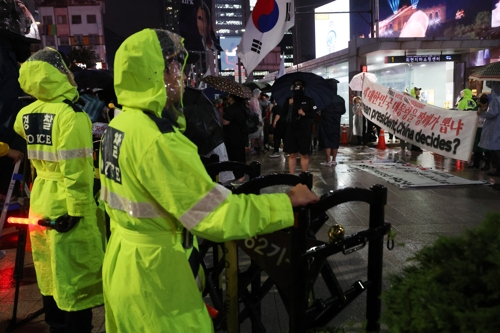 경찰이 빈중 시위대가 서울 명동으로 가는 진입로를 차단하고 있다. [연합뉴스]