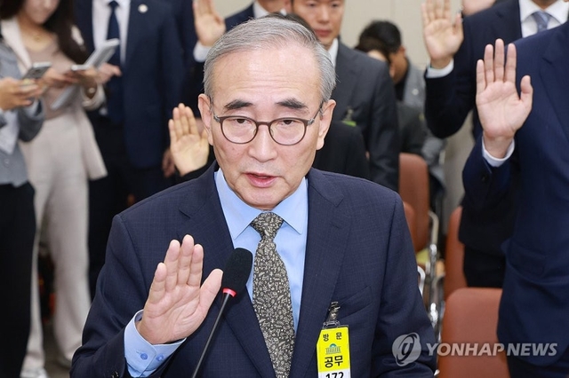 김영섭 KT 대표이사가 14일 서울 여의도 국회에서 연 공정거래위원회, 개인정보보호위원회 등에 대한 정무위원회 국정감사에 증인으로 출석해 선서하고 있다. 연합뉴스