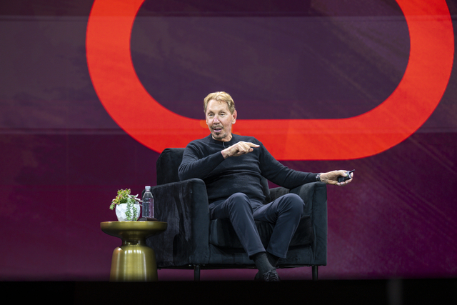 래리 엘리슨 오라클 회장이 14일(현지시간) 미국 라스베이거스에서 개최한 ‘오라클 AI 월드 2025’ 컨퍼런스에서 기조강연을 하고 있다. 오라클 제공