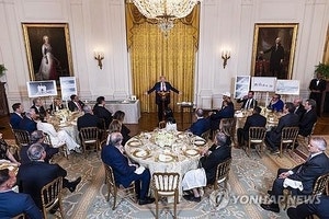 <b>트럼프</b>, <b>백악관 연회장</b> 신축비 <b>모금</b> 위해 기업·억만장자들 초청 만찬