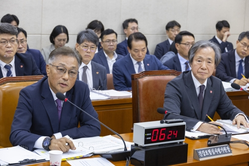 강중구 건강보험심사평가원장이 17일 국회 보건복지위에서 열린 2025년도 건강보험공단과 건강보험 심평원에 대한 국정감사에 출석해 더불어민주당 전진숙 의원의 심평원 자생한방병원 의혹