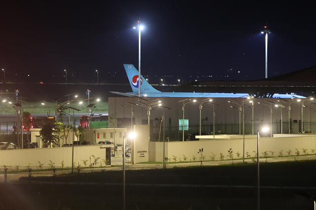 캄보디아 온라인 사기에 가담해 구금된 한국인들 탑승한 버스가 17일(현지시간) 캄보디아 프놈펜 인근 테초국제공항에서 송환을 위해 마련된 전세기로 향하고 있다.  한국인 64명을 송