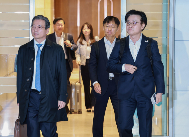 김용범(사진 왼쪽) 대통령실 정책실장과 김정관 산업통상부 장관이 22일 한미 관세 협상 추가 논의를 위해 인천국제공항 제2여객터미널에서 미국 워싱턴DC로 출국하고 있다. [연합뉴스