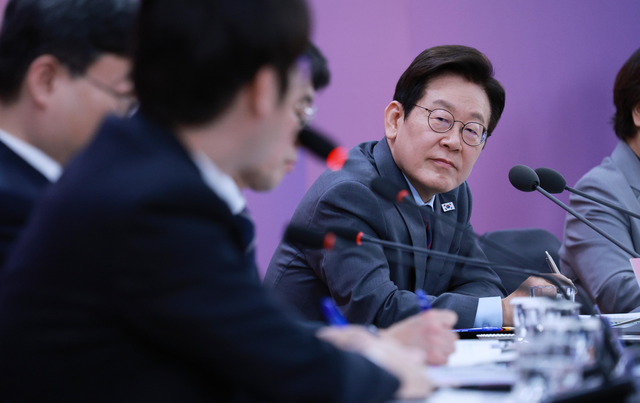 이재명 대통령이 24일 대구 엑스코에서 열린 ‘대구의 마음을 듣다’ 타운홀미팅에서 하정우 인공지능(AI)미래기획수석의 발언을 듣고 있다.  [대통령실통신사진기자단]