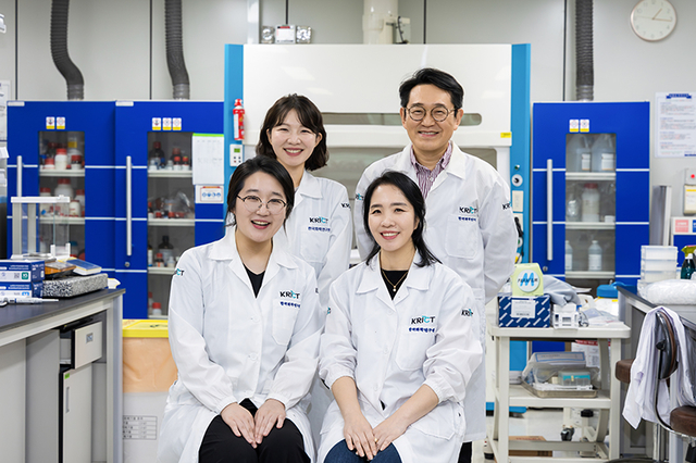 김기영(앞줄 오른쪽) 화학연 연구진. 화학연 제공.