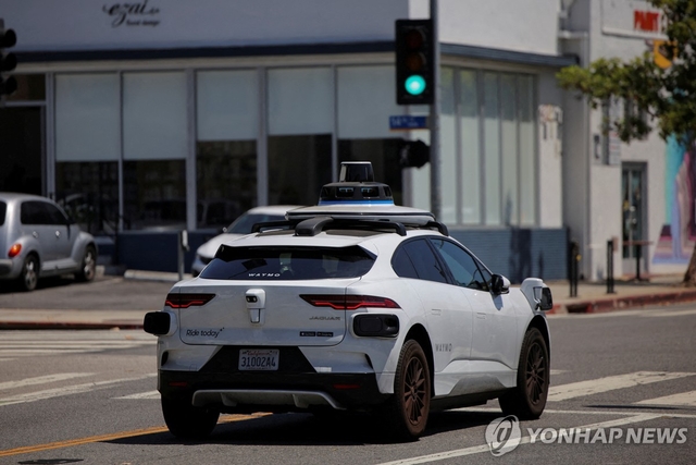 미 캘리포니아 샌타모니카에서 운행 중인 구글 웨이모 무인택시. 로이터 연합뉴스 자료사진