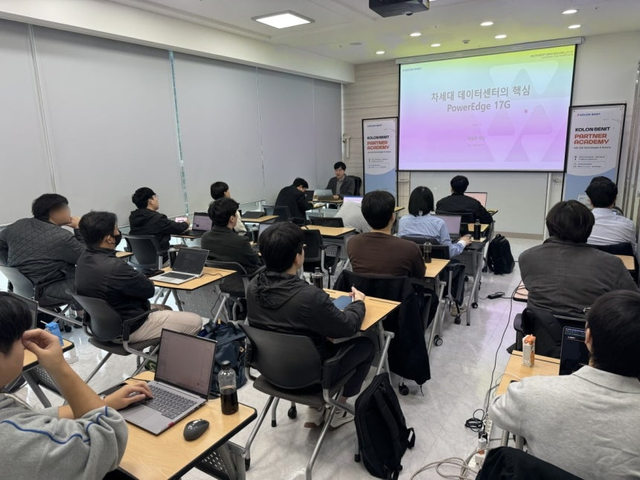 코오롱베니트 담당자가 서울 가산동 코오롱베니트 AI 솔루션센터에서 파트너사를 대상으로 교육을 진행하고 있다.  코오롱베니트 제공