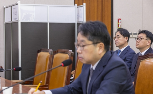 27일 국회 법사위에서 열린 2025년 대검찰청 국정감사에 참고인으로 출석한 오세원 대검찰청 공업연구사의 초상권을 보호하기 위해 가림막이 설치돼 있다. [연합뉴스]