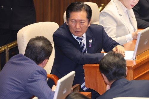 정청래(가운데) 더불어민주당 대표와 김병기 원내대표, 문진석 원내운영수석부대표가 26일 국회 본회의에서 대화를 나누고 있다. [연합뉴스]