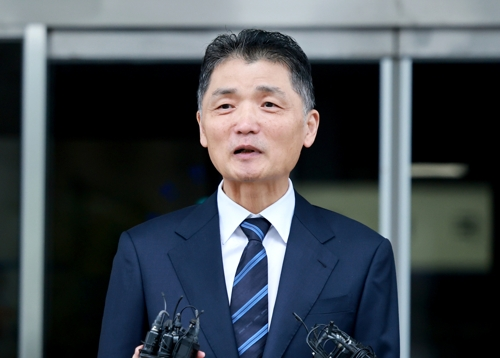 SM엔터테인먼트 시세 조종 공모 의혹을 받는 카카오 창업자 김범수 경영쇄신위원장이 21일 양천구 서울남부지방법원에서 열린 1심 선고공판에서 무죄가 선고된 뒤 법원을 떠나며 입장을 