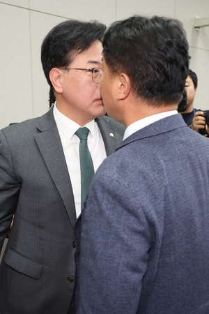 하다하다 ‘<b>배치기</b>’까지…<b>대통령실 국감</b> 파행