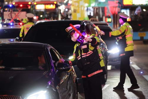 7일 서울 강남역사거리 일대에서 경찰이 음주단속을 하고 있다. 연합뉴스