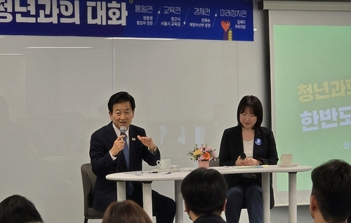 정동영 통일부 장관이 8일 서초구 정토사회문화회관에서 열린 ‘2025 청년페스타’에서 강연하고 있다. 연합뉴스