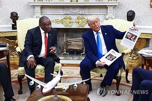 라마포사 남아공 대통령에게 ‘백인 학살 의혹’ 추궁하는 트럼프 미국 대통령. 연합뉴스