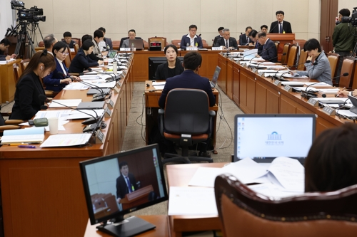 17일 서울 여의도 국회 보건복지위원회 전체회의에서 열린 지역의사 관련 법안에 대한 공청회에서 김유일 대한의학회 지역의료정책이사가 발언하고 있다. [연합뉴스]