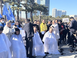 ‘<b>제주항공 참사</b>’ 유족, 대통령실 앞 삭발식…“깜깜이조사로 유가족...