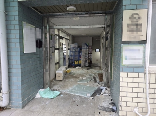 피의자 A씨가 차량으로 돌진해 파손된 관리사무소 [사회관계망서비스 갈무리]