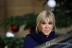 “더러운 X들”…<b>마크롱 부인</b>, 공연장 소란 좌파 여성운동가들에 <b>욕설</b>