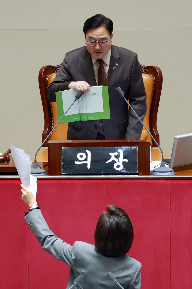 9일 국회 본회의에서 나경원 국민의힘 의원이 가맹사업거래의 공정화에 관한 법률 일부개정법률안에 대해 무제한 토론을 하는 도중 우원식 국회의장이 의제와 관련 없는 토론을 한다며 마이