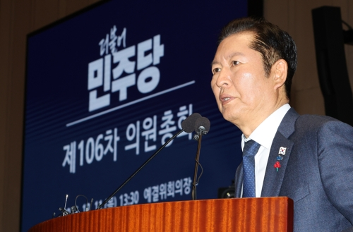 정청래 더불어민주당 대표가 11일 국회에서 열린 의원총회에서 발언하고 있다. [연합뉴스]