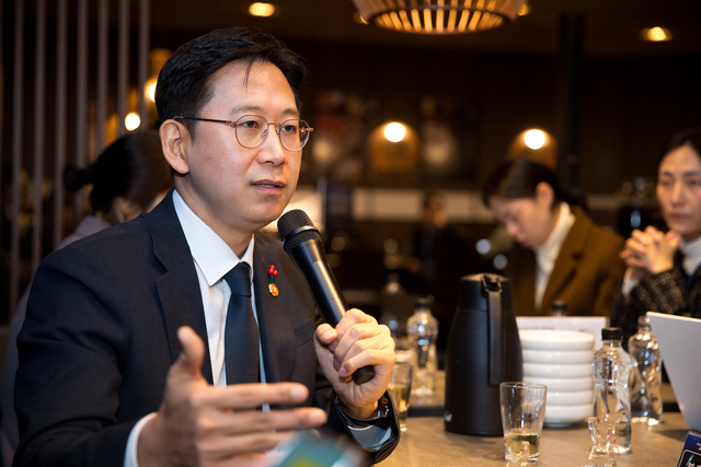 배경훈 부총리 겸 과학기술정보통신부 장관이 15일 세종에서 열린 기자 송년 간담회에서 기자들의 질문에 답하고 있다.과기정통부 제공.