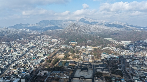 14일 서울 청와대와 북악산 일대에 눈이 쌓여있다.[연합뉴스]