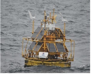 서해에 설치한 중국의 부표.태양광 패널도 부착돼 있다.국민의힘 엄태영 의원실 제공 연합뉴스