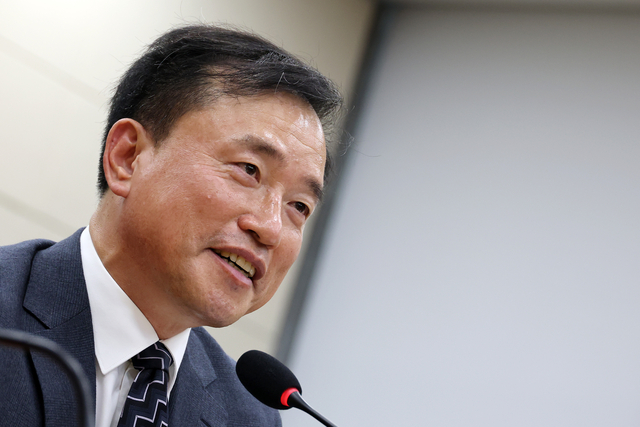 김종철 초대 방송미디어통신위원회 위원장 후보자가 16일 국회 과학기술정보방송통신위원회 인사청문회에 출석해 의원 질의에 답변하고 있다.연합뉴스