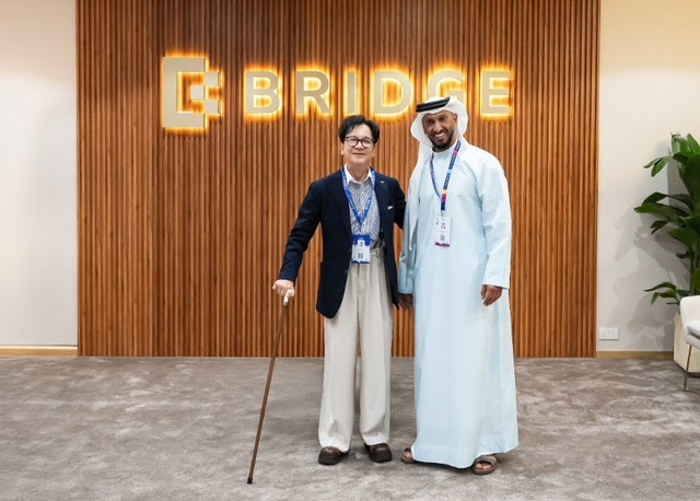 이재현(왼쪽) CJ그룹 회장이 압둘라 알 하마드 UAE 국립 미디어 오피스 의장과 만나 사업 전략을 논의한 뒤 기념촬영을 하고 있다.[CJ 제공]