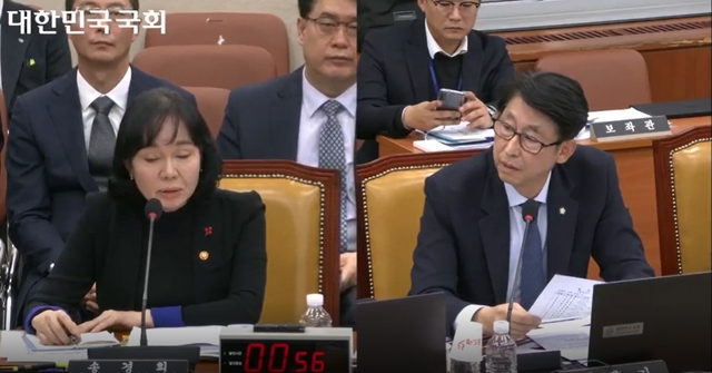 서울 여의도 국회에서 17일 열린 과학기술정보방송통신위원회의 쿠팡 침해사고 관련 청문회에서 송경희 개인정보보호위원장이 이훈기 더불어민주당 의원의 질의에 답하고 있다.[국회 인터넷의사중계시스템 캡처]