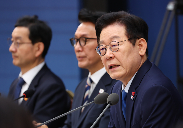 이재명 대통령이 17일 정부세종컨벤션센터에서 열린 산업부·지식재산처·중소벤처기업부 업무보고에서 발언하고 있다.연합뉴스.