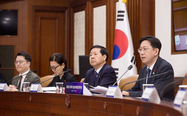 배경훈(맨 오른쪽) 부총리 겸 과학기술정보통신부 장관이 18일 오전 서울 정부서울청사에서‘제2회 과학기술관계장관회의’를 주재하고 있다.과기정통부 제공