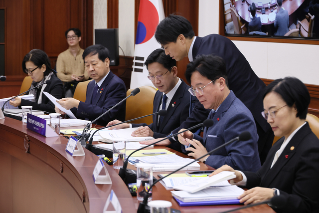 배경훈 부총리 겸 과학기술정보통신부 장관이 18일 서울 종로구 정부서울청사에서 열린 제2회 과학기술관계장관회의에서 관계자와 대화하고 있다. [연합뉴스]