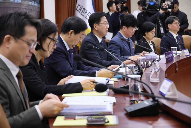 배경훈(가운데) 부총리 겸 과학기술정보통신부 장관이 18일 서울 종로구 정부서울청사에서 열린 제2회 과학기술관계장관회의에서 발언하고 있다.연합뉴스