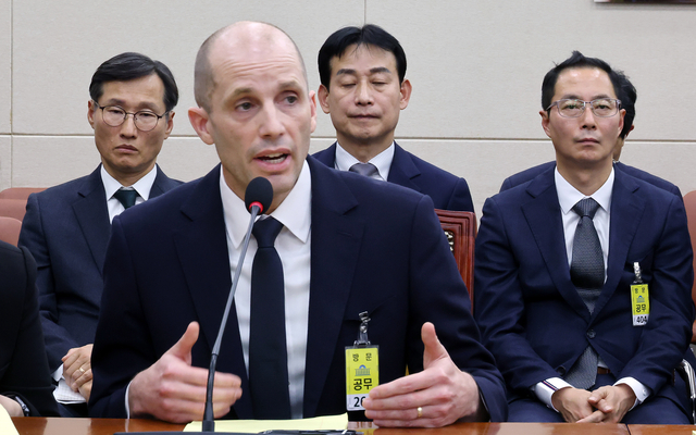 국회 과학기술정보방송통신위원회에서 17일 열린 쿠팡 침해사고 관련 청문회에 증인으로 출석한 해롤드 로저스 쿠팡 대표가 의원들 질의에 답변하고 있다.연합뉴스