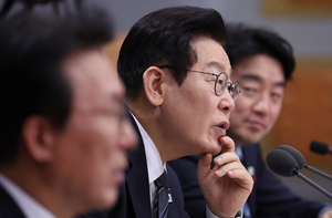 李<b>대통령</b> “한국서 생리대 엄청 비싸다고…<b>공정위</b>, 조사해보라”