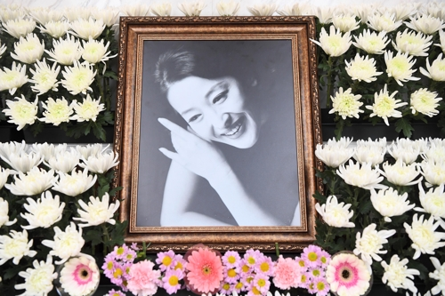 19일 서울 서대문구 신촌세브란스병원 장례식장에 마련된 배우 윤석화의 빈소.[사진공동취재단]