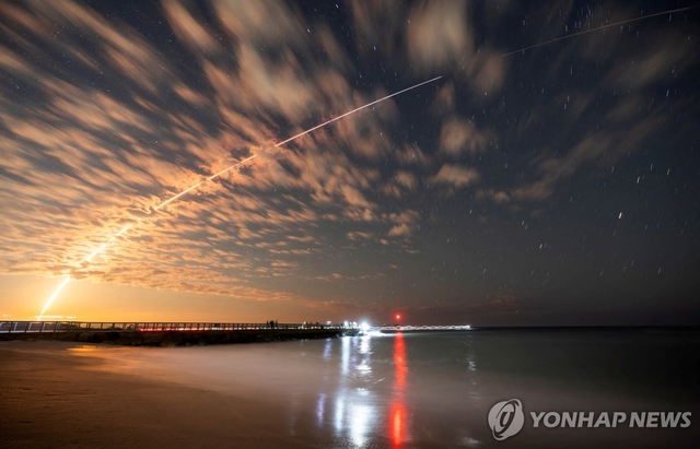 스페이스X의 팰컨9 로켓이 스타링크 위성을 쏘아 올리고 있다.로이터 연합뉴스 자료사진.