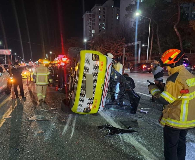 사고로 전도된 119구급차. 원주소방서