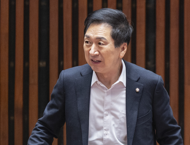 김기현 국민의힘 의원이 22일 국회에서 열린 의원총회에 입장하고 있다.[연합뉴스]