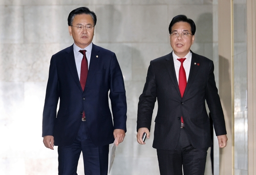 송언석(오른쪽) 국민의힘 원내대표와 유상범 원내운영수석부대표가 23일 더불어민주당 김병기 원내대표, 문진석 원내운영수석부대표와의 회동을 위해 국회 운영위원장실을 향하고 있다.  [연합뉴스]