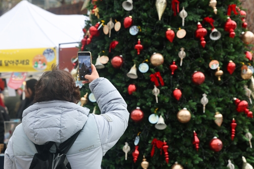 크리스마스를 하루 앞두고 성탄 축제‘2025 명동,겨울을 밝히다’가 열린 24일 서울 중구 명동대성당 앞에 크리스마스 트리가 설치돼있다.[연합뉴스]