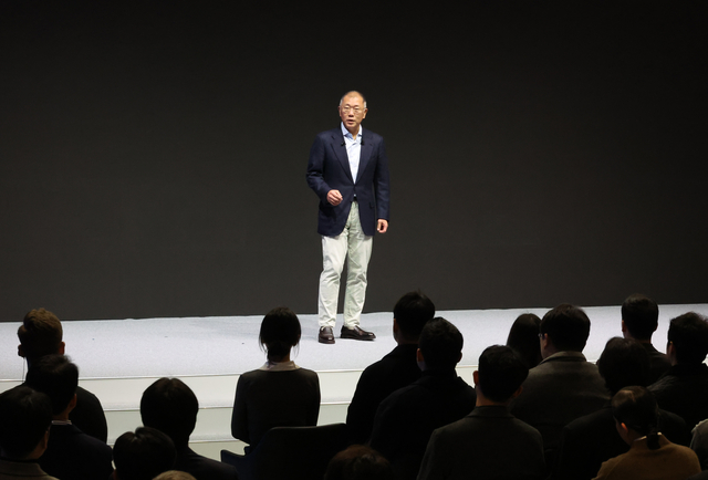 정의선 현대차그룹 회장이 지난 1월 6일 경기 고양시 ‘현대모터스튜디오 고양’에서 열린 2025 신년회에서 신년사를 하고 있다. 연합뉴스