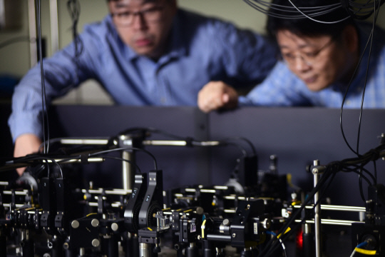 양자연결기술을 시연하는 표준연 연구진.표준연 제공.