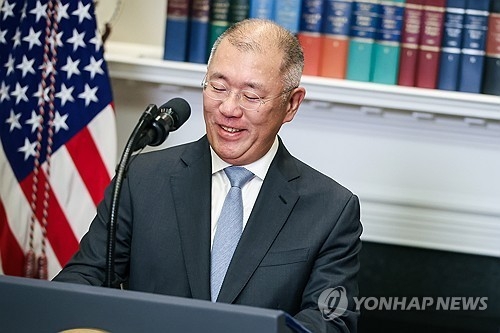 정의선 현대차그룹 회장이 지난 3월 24일(현지시간) 백악관 루즈벨트룸에서 도널드 트럼프 대통령이 주재한 발표 행사에서 미국에 210억달러 규모의 투자를 집행할 것을 발표하고 있다.EPA=연합뉴스