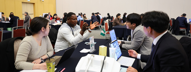 인천 송도컨벤시아에서 2일 열린‘2025 제약바이오투자대전’에서 한국을 찾은 해외 바이어들이 상담하고 있다.연합뉴스