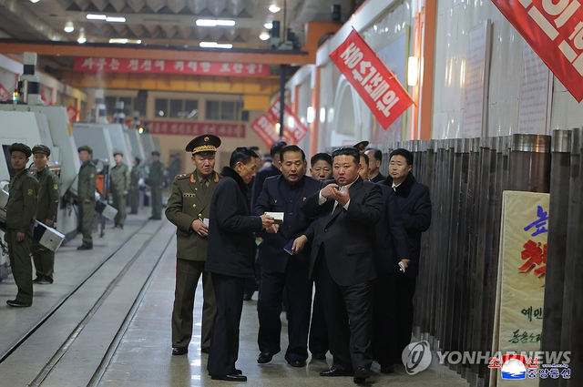 군수 공업기업소 방문한 김정은 북한 국무위원장.조선중앙통신=연합뉴스
