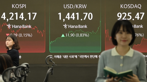 삼성전자와 SK하이닉스가 새해 첫 거래일인 2일 나란히 신고가를 경신했다.연합뉴스