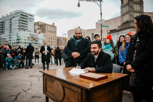 조란 맘다니 뉴욕시장이 2일(현지시간) 기자회견 도중 행정명령에 서명하고 있다.[뉴욕 AP=연합뉴스]