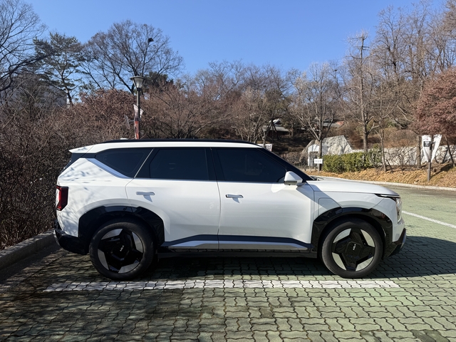 측면에서 보면 각진 박스형 실루엣이 스포츠유틸리티차량(SUV)의 매력을 물씬 풍겼다.임주희 기자